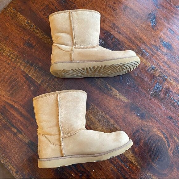 UGG Other - Ugg kids classic boots in chestnut brown size 4